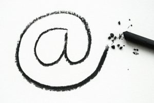 @ - Zeichen, Mailzeichen, E-mail Symbol - Illustration mit Zeichenkohle